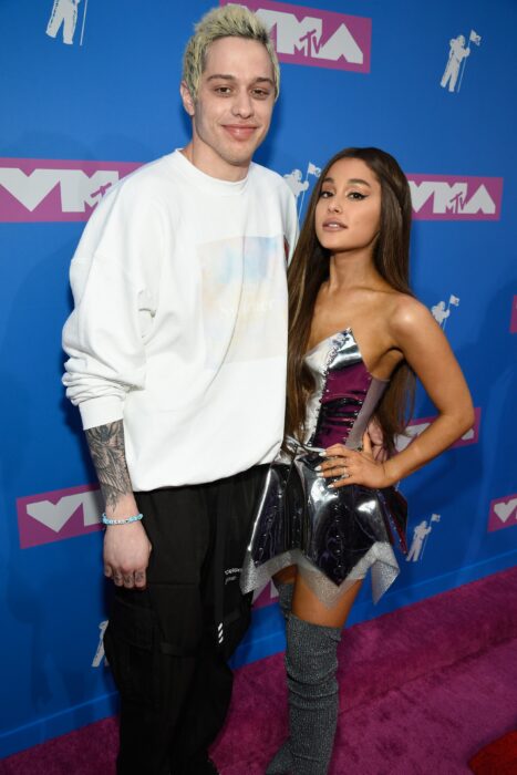 fotografía de Ariana Grande a lado del comediante Pete Davidson en una alfombra roja 