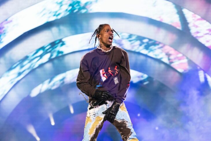 Travis Scott dando un concierto en su show Astroworld 