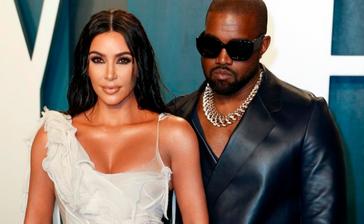 Kim Kardashian posando en una foto junto a Kanye West 