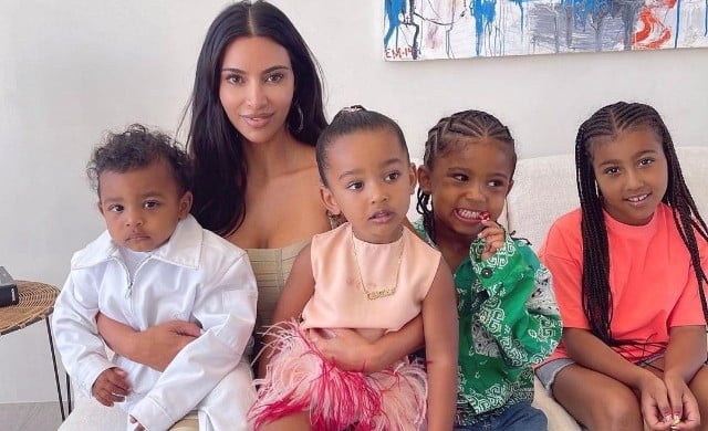 Kim Kardashian posando en una foto junto a sus hijos 