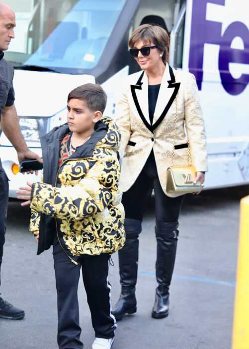 Mason Dash Disick y Kriss Jenner caminando