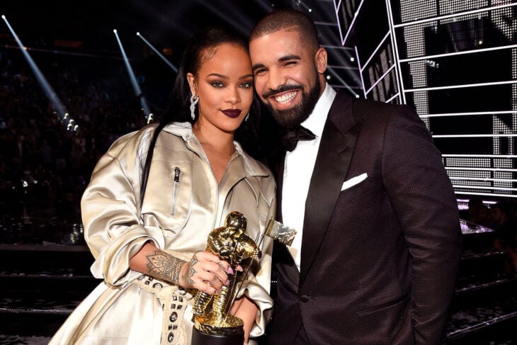 Drake junto a Rihanna durante una entrega de premios 