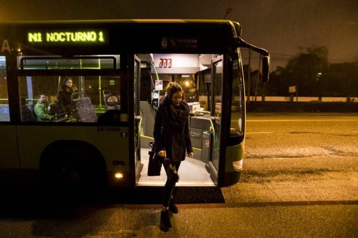 Mujer descendiendo de autobús