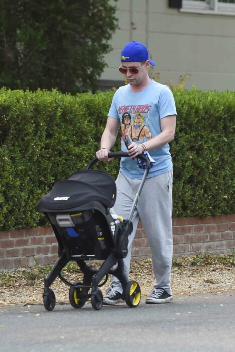 Macaulay Culkin paseando bebe
