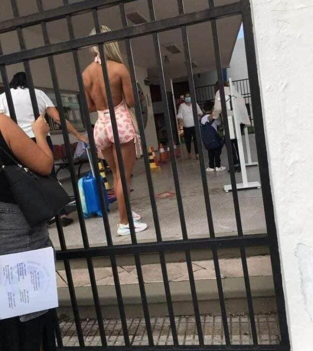 imagen de espalda de una mujer en Bolivia que fue criticada por llevar ropa sexy al colegio de su hijo 