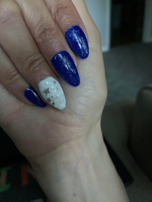 manicura azul res con blanco ;14 Mujeres que se arrepintieron de ir al manicurista