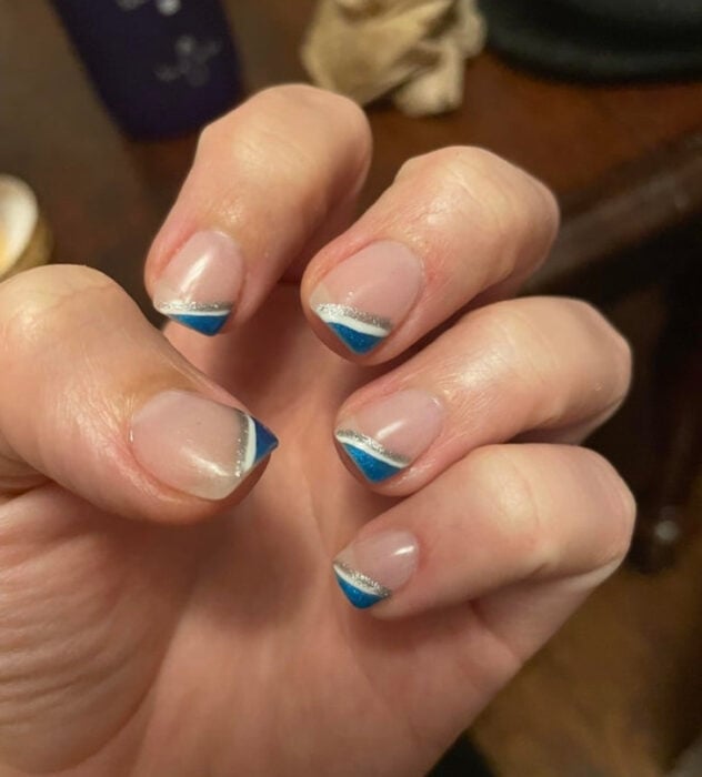 manicura en tonos azules ;14 Mujeres que se arrepintieron de ir al manicurista