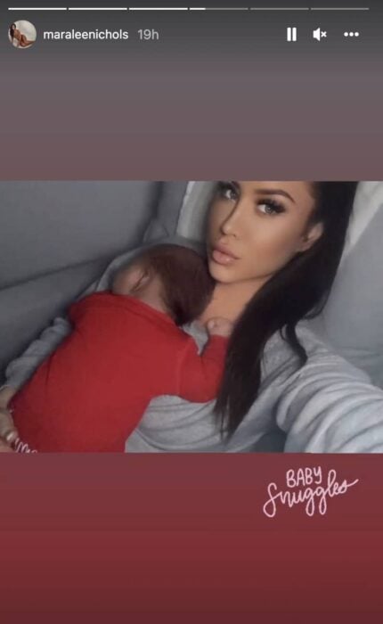 fotografía de Maralee Nichols con su bebé sobre su pecho 