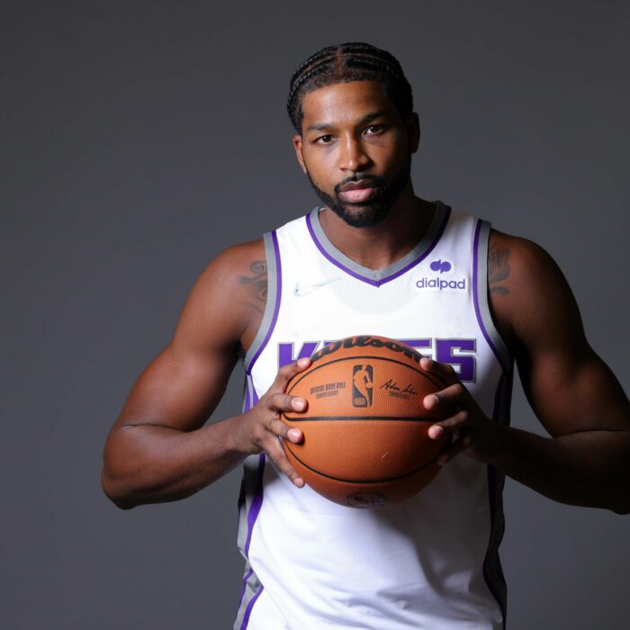 Tristan Thompson con uniforme y pelota de Basketball