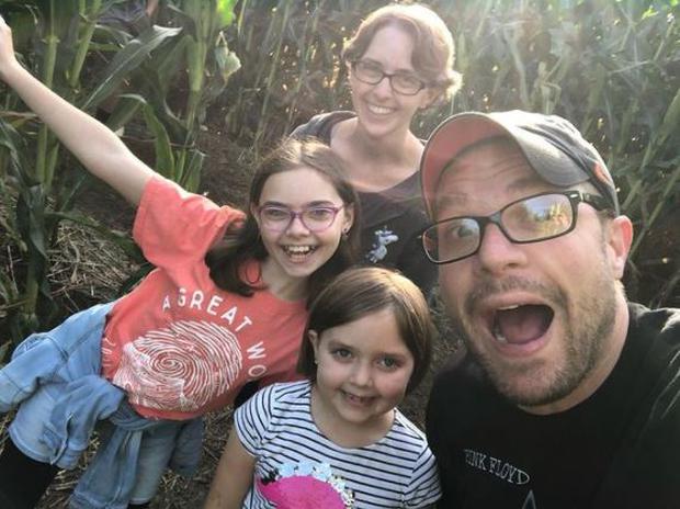 selfie de una familia sonriendo en unos maizales 