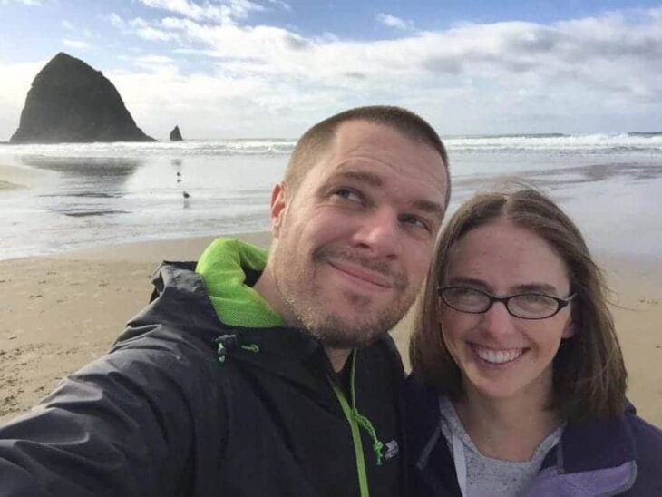 selfie de una pareja frente al mar 