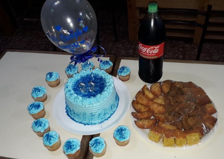 Pastel azul; Mujer llevó torta y empanadas para celebrar a su esposo en la gasolinera