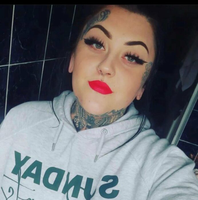 selfie de una mujer con un tatuaje en su frente