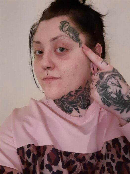 mujer británica se tatuó la palabra maldito en la cara 