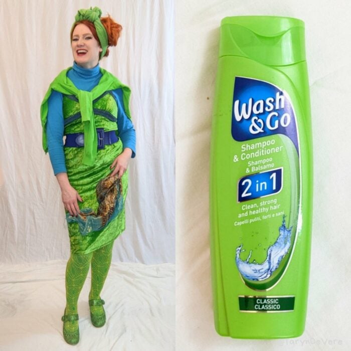 mujer vestida de botella de shampoo 