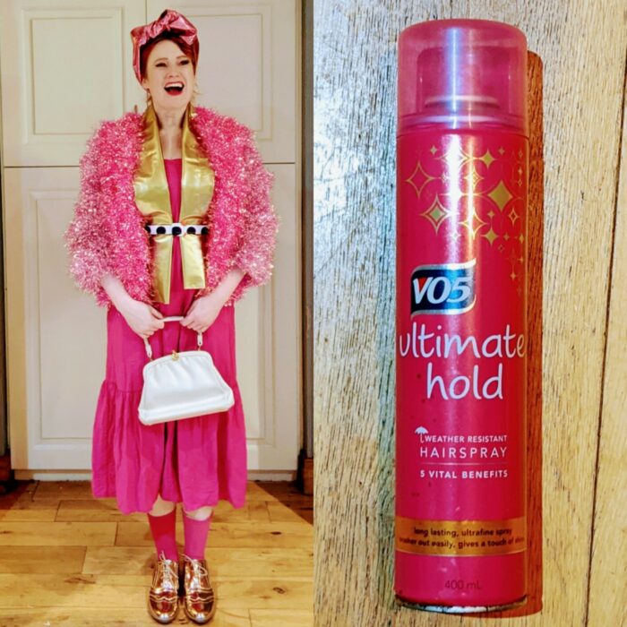 mujer vestida de spray fijador para el cabello VO5