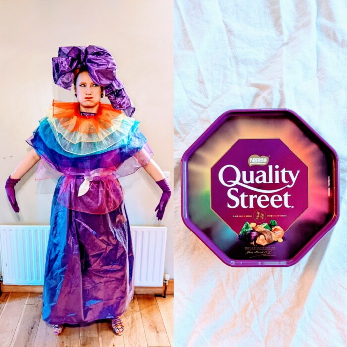 mujer vestida de caja de caramelos Quality Street