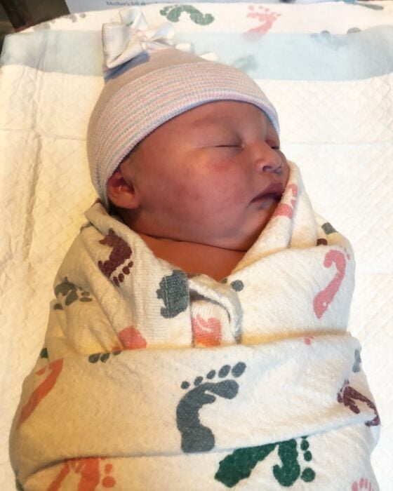 foto de una bebé recién nacida envuelta en una cobija 