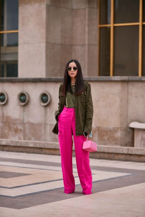 Chica usando un outfit con colores pasteles y rosas al estilo Barbie