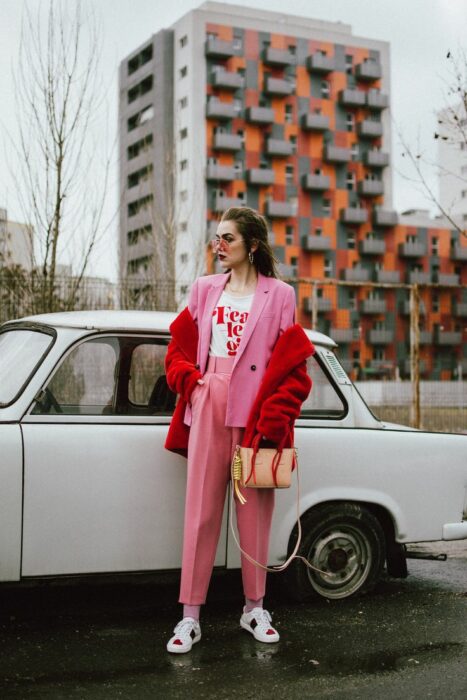 Chica usando un outfit con colores pasteles y rosas al estilo Barbie