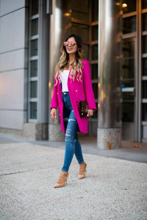 Chica usando un outfit con colores pasteles y rosas al estilo Barbie