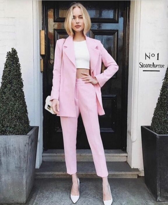 Chica usando un outfit con colores pasteles y rosas al estilo Barbie