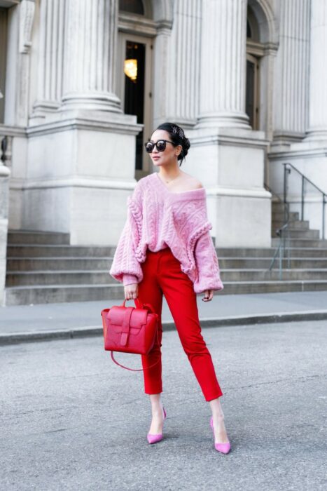 Chica usando un outfit con colores pasteles y rosas al estilo Barbie