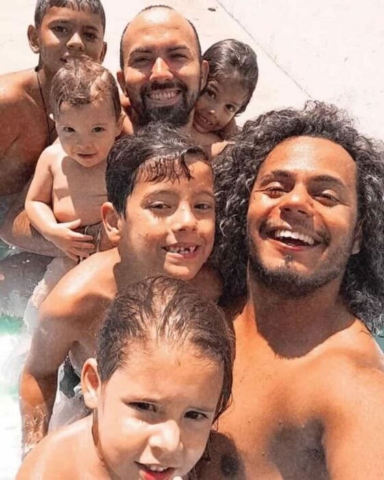 selfie de dos padres rodeados de sus 5 hijos 