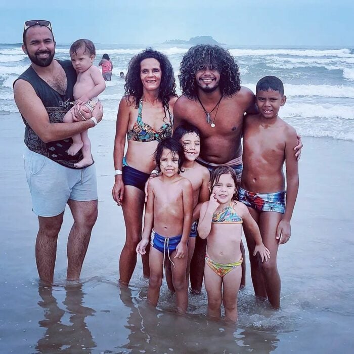 fotografía de una familia en el mar 