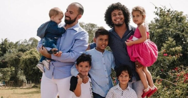 pareja gay junto a sus 5 hijos 