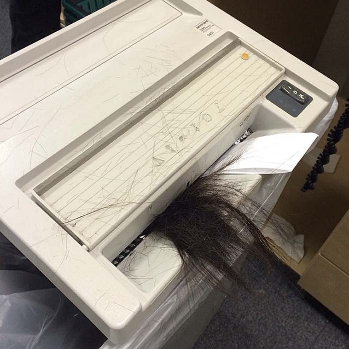 impresora cortó cabello de chica ;Personas que llevan un día terrible en el trabajo