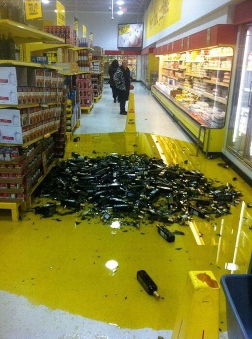 supermercado ;Personas que llevan un día terrible en el trabajo