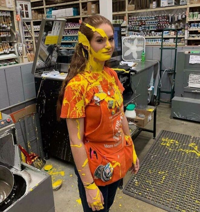 chica con pintura ;Personas que llevan un día terrible en el trabajo