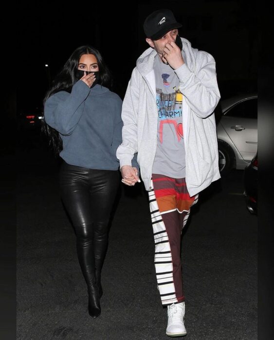 Pete Davidson y Kim Kardashian caminando tomados de las manos