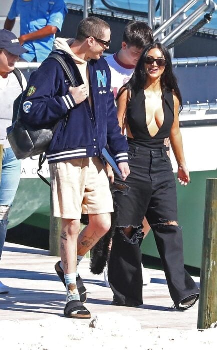 Pete Davidson y Kim Kardashian caminando tomados de las manos