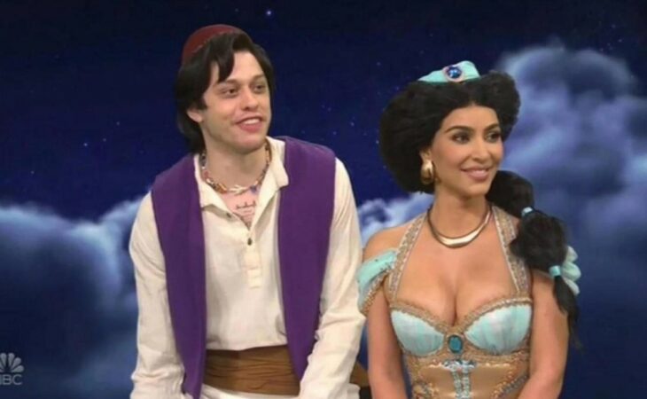 Pete Davidson y Kim Kardashian caminando tomados de las manos