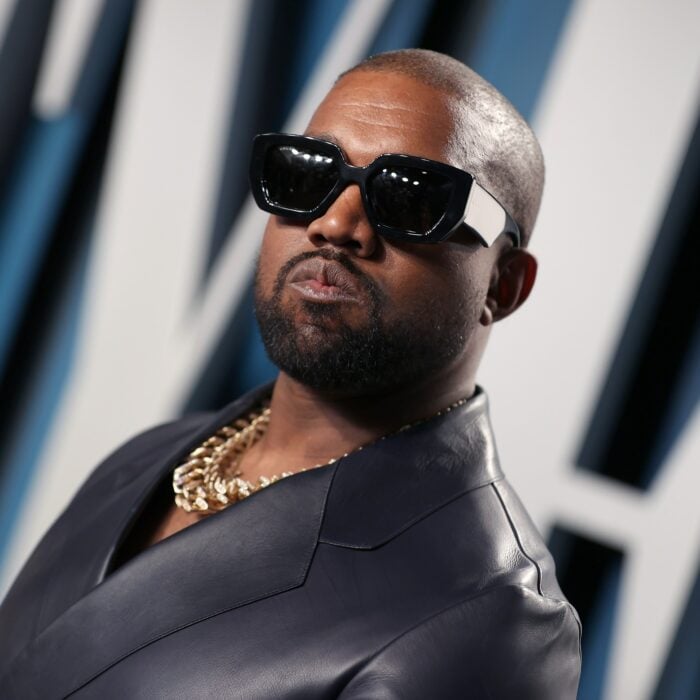 Kanye West posando para una fotografía 