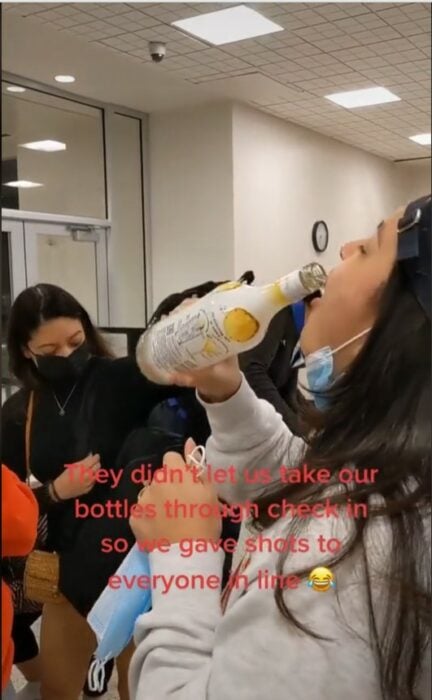 grupo de chicas se tomaron botellas de vodka en el aeropuerto