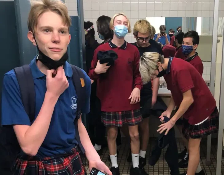Estudiantes varones de una escuela en Canadá usando uniforme de sus compañeras
