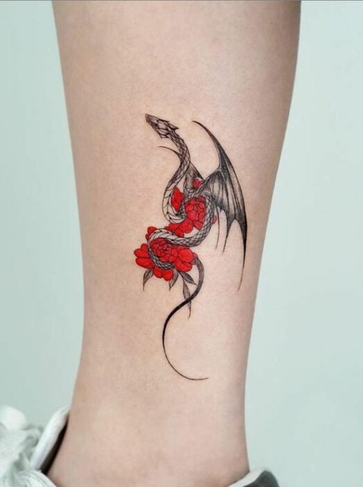Dragón sobre rosas rojas ;Tatuajes de dragón para chicas 