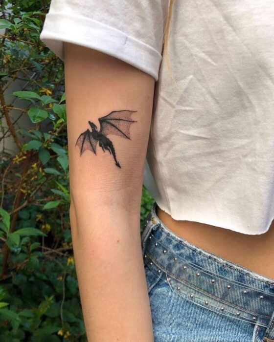 Silueta de un dragón ;Tatuajes de dragón para chicas 