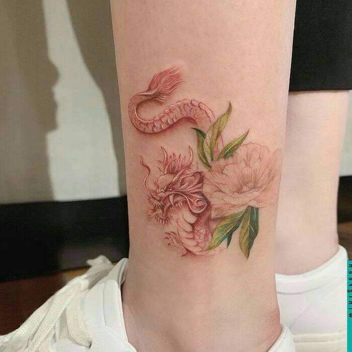 dragón rosa ;Tatuajes de dragón para chicas 