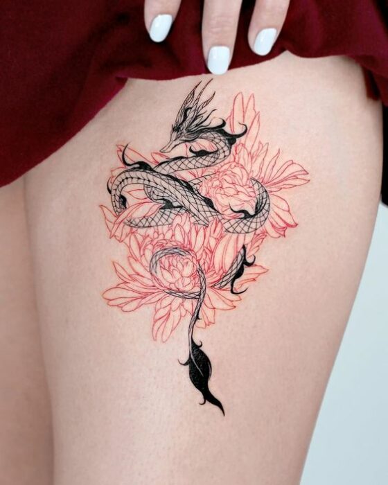 Dragón flores rojas ;Tatuajes de dragón para chicas 