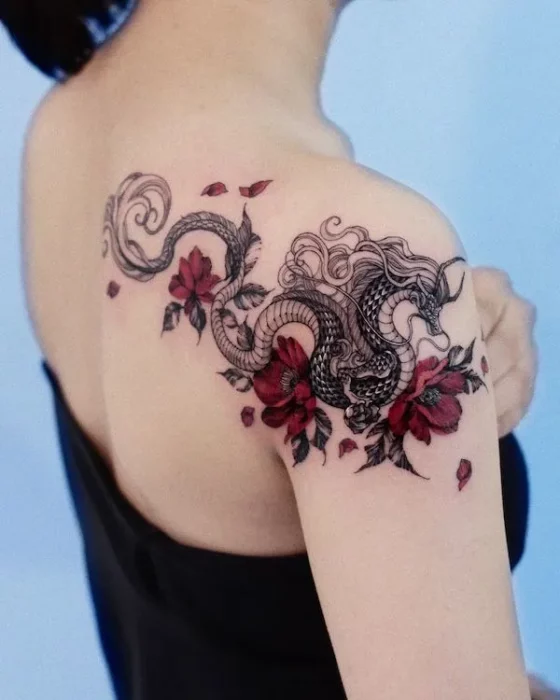 dragón con flores rojas al fondo;Tatuajes de dragón para chicas 