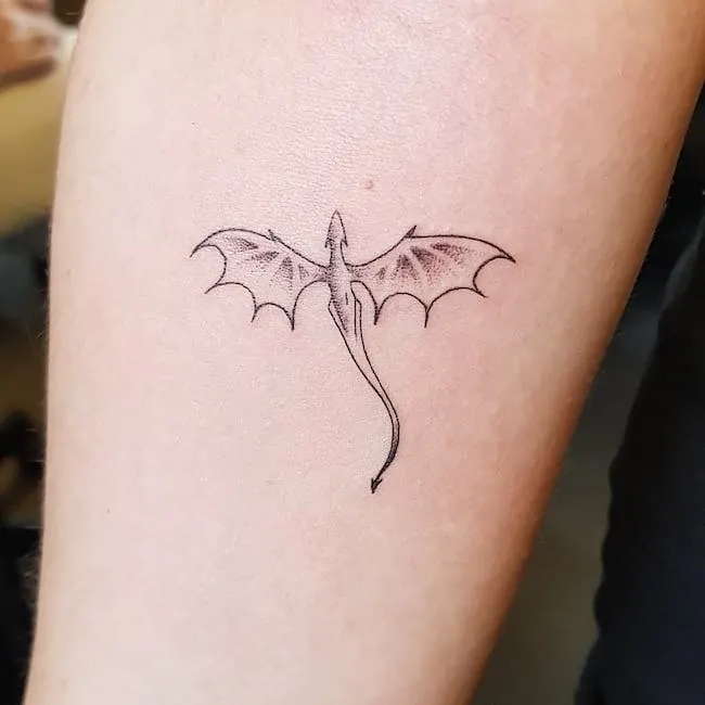 Siluetilla de dragón ;Tatuajes de dragón para chicas 