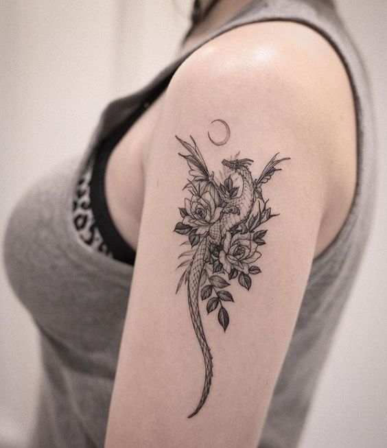 dragón mirando la luna ;Tatuajes de dragón para chicas 