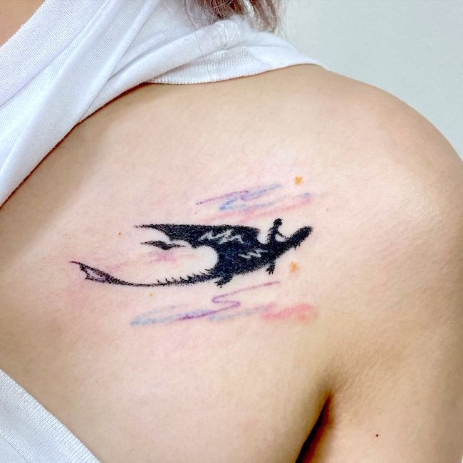 Dragón volador sobre estrellas ;Tatuajes de dragón para chicas 