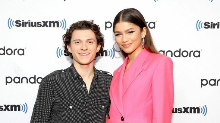 Actor Tom Holland a lado de la actriz Zendaya en una alfombra roja 