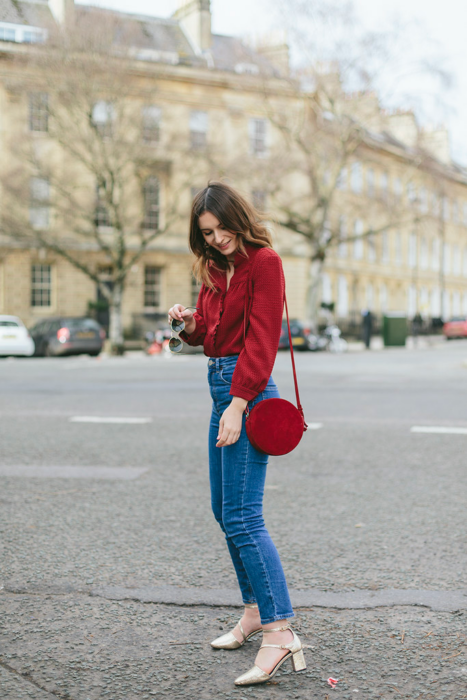 jeans con blusa roja elegante