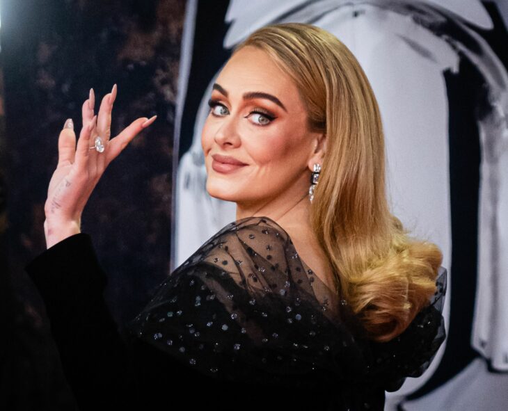 adele brit awards 2022 anillo de compromiso